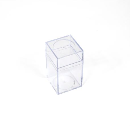 Plastikowe pudełko: 4 x 4 x 7,2 cm.