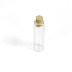 Buteleczka szklana z korkiem: H 7,5 cm.
