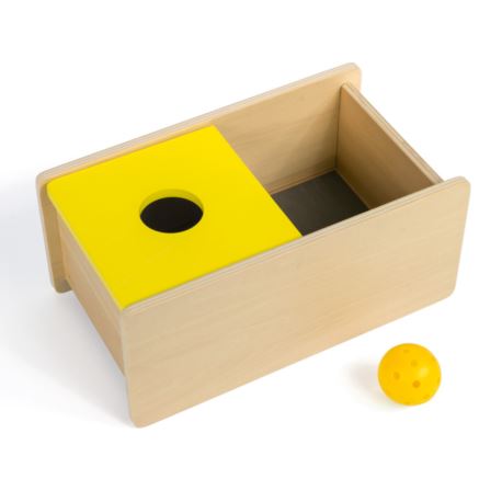 Pudełko z żółtą pokrywką i piłeczką