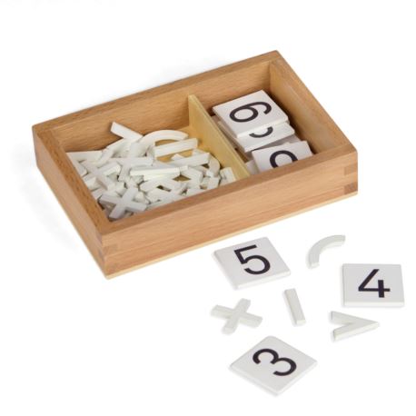 Pudełko z cyframi i znakami arytmetycznymi