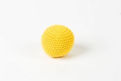 Żółta piłeczka z kordonku, fi 4 cm.